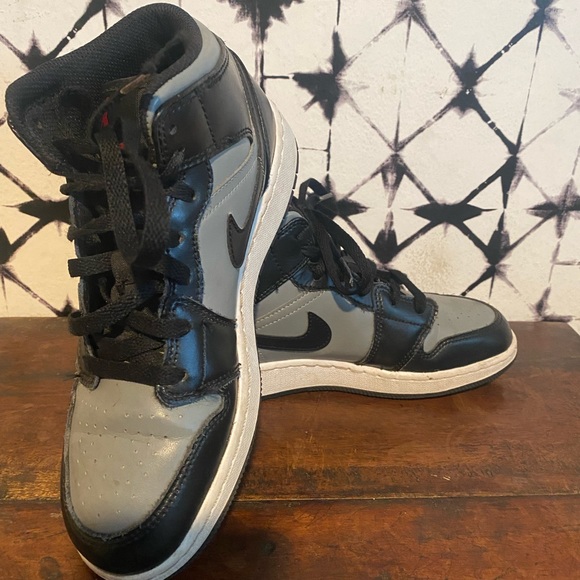 Jordan 1 Mid Basketball Shoe - Picture 2 of 12